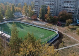 Екатеринбург ул. Амудсена футбольное поле внутри корта